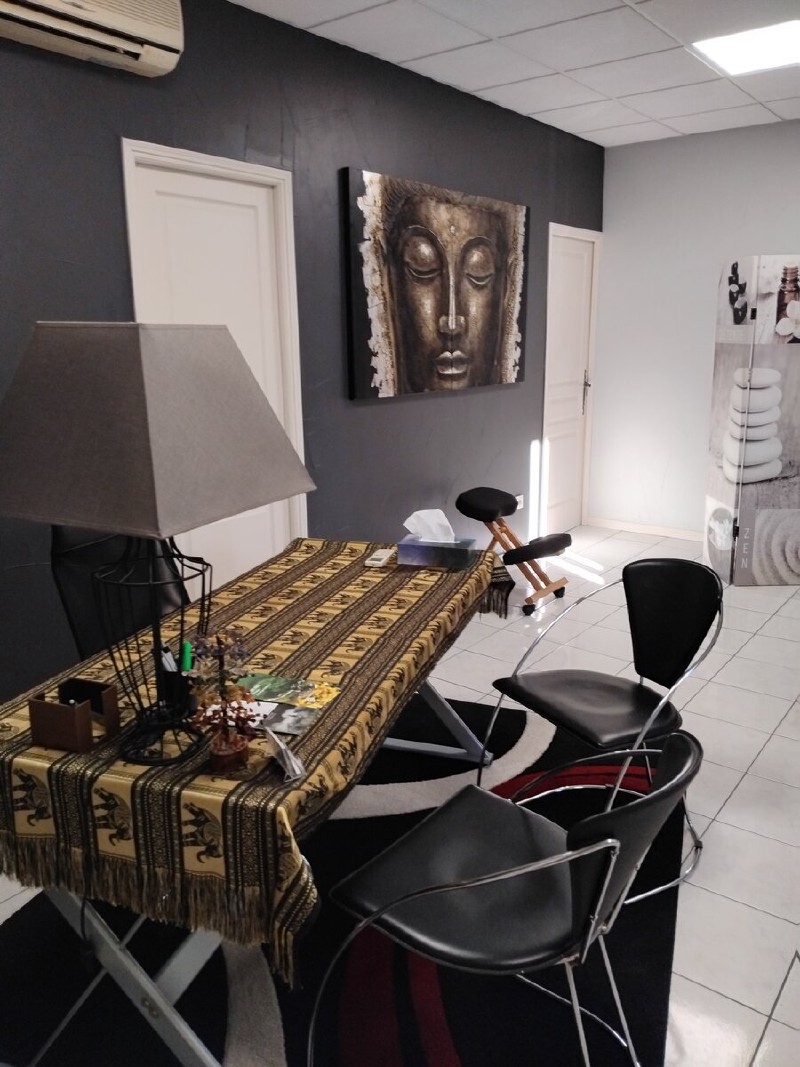 Salle d'attente avec décoration zen