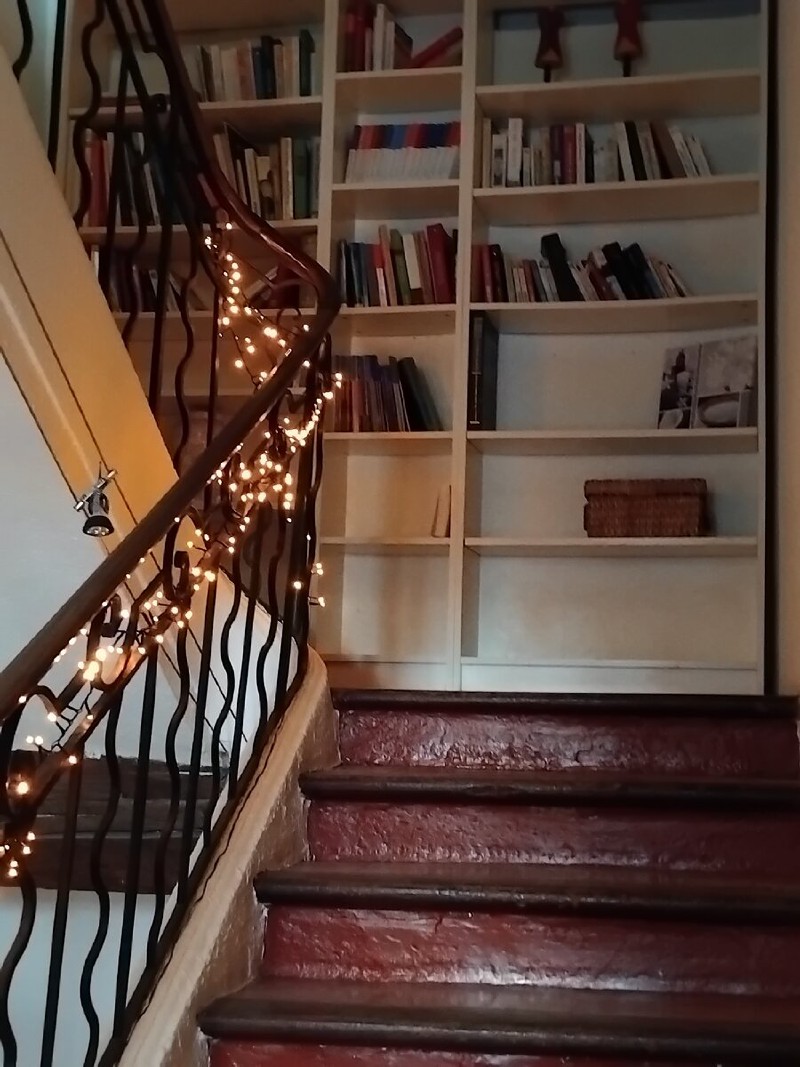 Escalier et bibliothèque