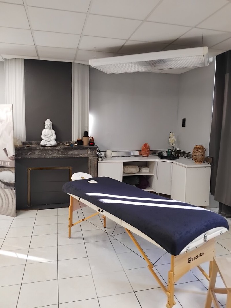 Salle de soins avec table de massage